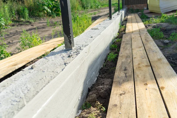 Bir çit için temel beton üretimi.