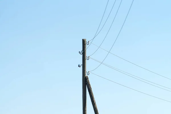 空の背景に電気のための木の棒の写真 — ストック写真