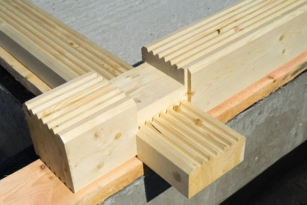 Ahşap bir ev inşaatı lamine kaplama kereste.