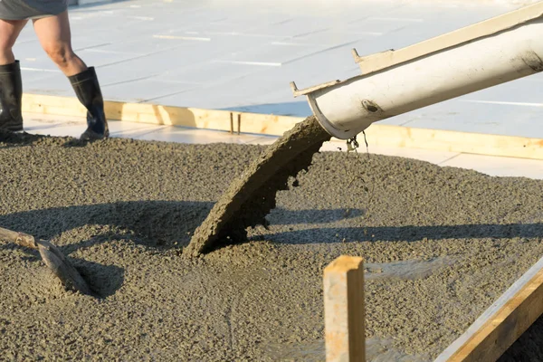 Despejando Concreto Misturador Concreto Trabalho Pessoas Derramando Concreto — Fotografia de Stock