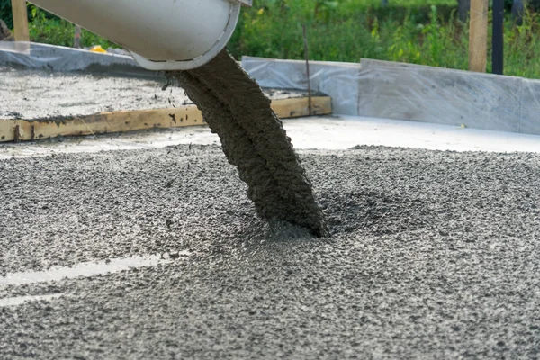Beton Mikser betondan dökülen. Beton dökme insanlar çalışmalarını.
