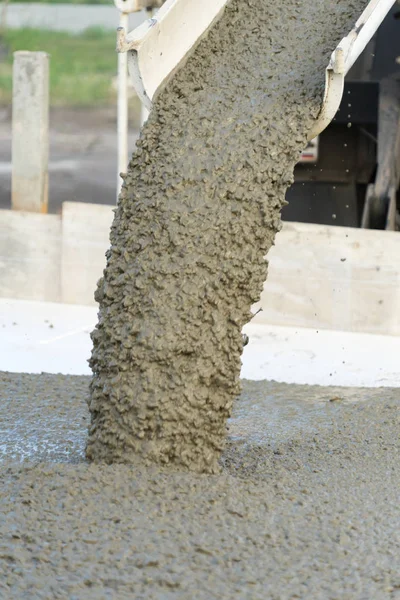 Beton Mikser betondan dökülen. Beton dökme insanlar çalışmalarını.