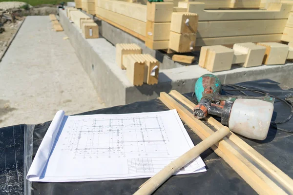 Ahşap bir ev inşaatı lamine kaplama kereste.