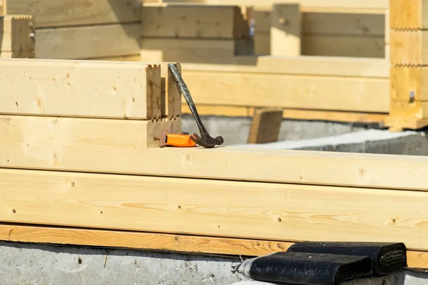 Ahşap bir ev inşaatı lamine kaplama kereste.