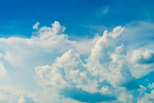 Bulutlu Mavi Gökyüzü Parlak Güneş — Stok fotoğraf