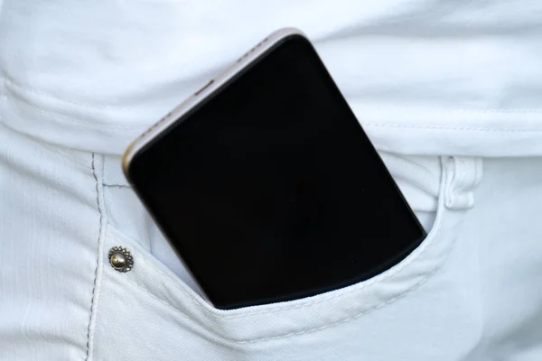 Beyaz Pantolon Cebinde Cep Telefonu — Stok fotoğraf
