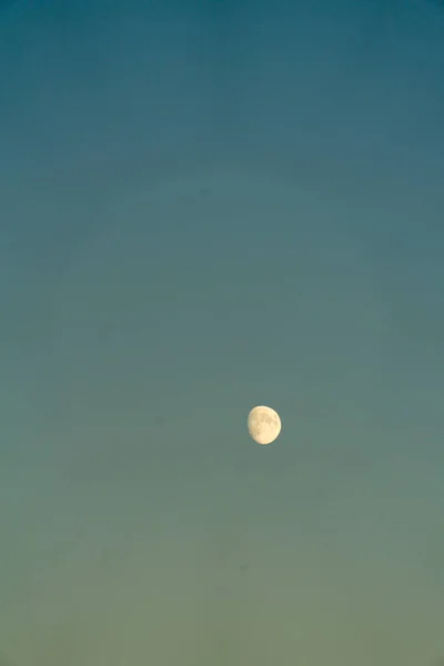 Луна Против Голубого Неба Клянусь Луной Днем — стоковое фото