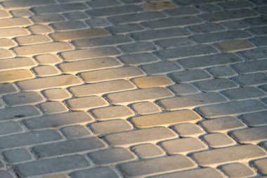 Bir kaldırımda ışık ışını.