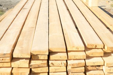 Ahşap inşaat için. Yapı malzemesi İnşaat için hazırlanır.