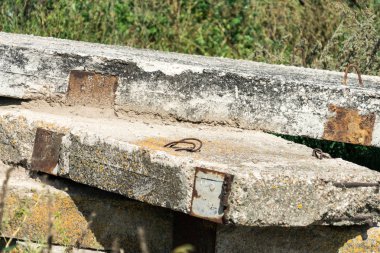 Eski beton döşeme. Metniniz için yer.
