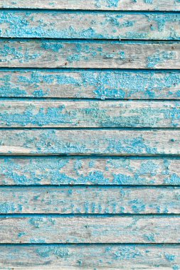 Evin eski ahşap duvar. Boyasını düşüyor. Metniniz için yer.