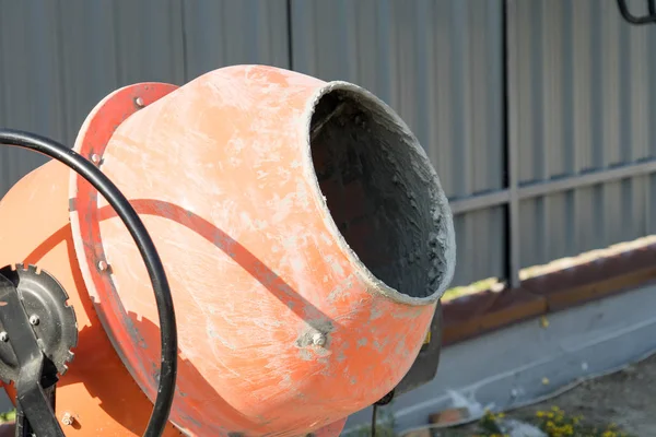 Photo Concrete Mixer Installed Construction Site Next Pile Sand Gravel — Stock Photo, Image