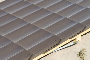 malzeme çatı kaplama çatı yüklemek için bekliyor..