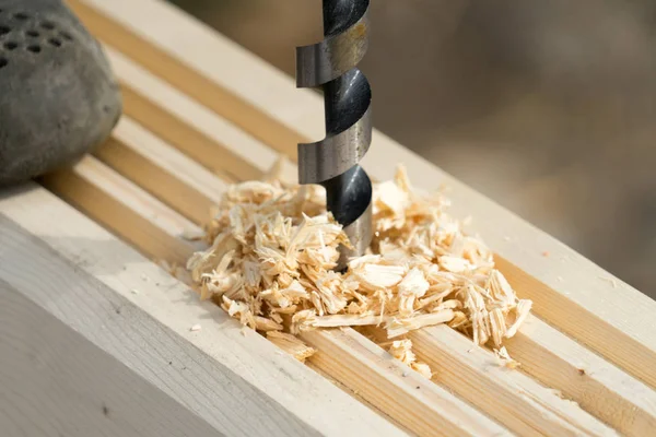 Der Mann Der Das Holz Bohrt Platz Für Ihren Text — Stockfoto