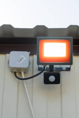 Hareket sensörü ile LED projektör. Metniniz için yer..