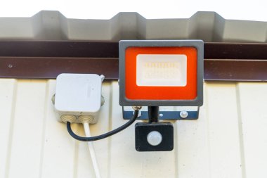 Hareket sensörü ile LED projektör. Metniniz için yer..