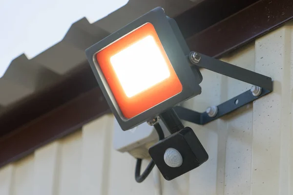 Hareket sensörü ile LED projektör. Metniniz için yer..