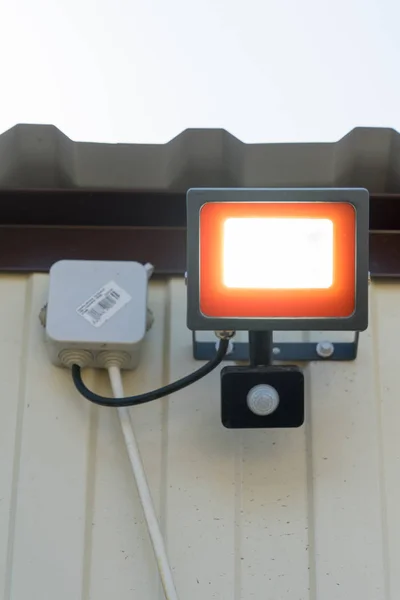 Hareket sensörü ile LED projektör. Metniniz için yer..