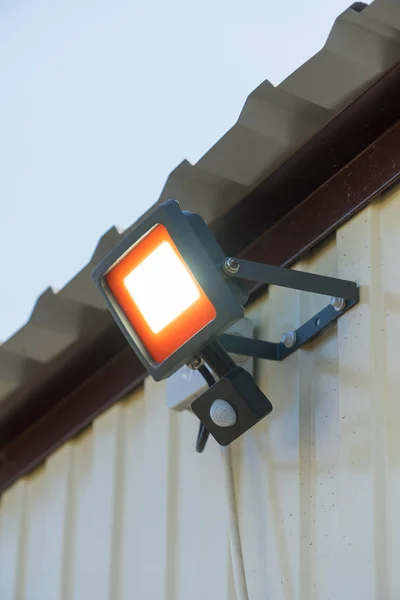 Hareket sensörü ile LED projektör. Metniniz için yer..