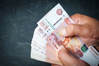 Bir adam bir banknot 5000 ruble bulur. Metniniz için yer