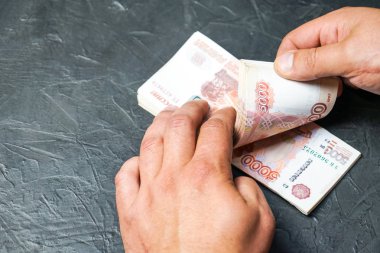 Bir adam bir banknot 5000 ruble bulur. Metniniz için yer