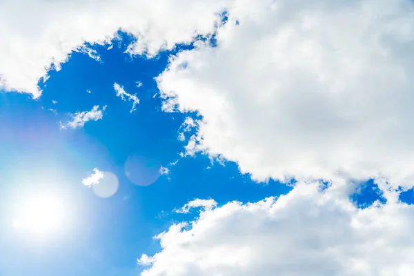 Mavi Gökyüzünde Parlak Güneş Ile Fotoğraf — Stok fotoğraf