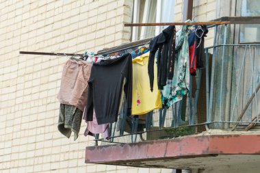 Çamaşırhane pencere dışında kurumuş. Balkon ile giysi kurutma makinesi