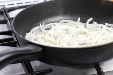 Fry soğan bir tavada. Metniniz için yer