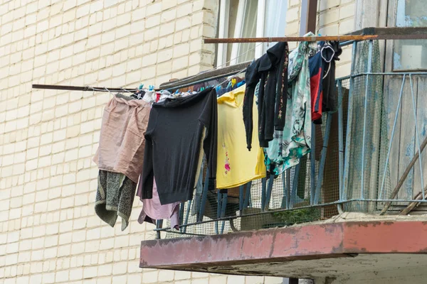 Çamaşırhane pencere dışında kurumuş. Balkon ile giysi kurutma makinesi