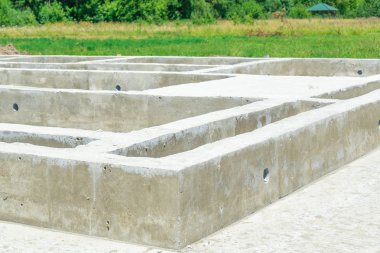 Evin altında temel beton üretim çıkarılabilir bir kereste kullanımı ile.