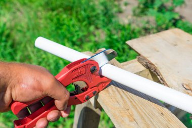 Resmi özel kırmızı makas tarafından plastik boru kesme