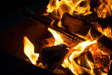 Şiş ızgara ızgara gece tutuşturmak için.