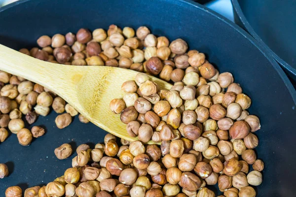 Avelãs Fritas Uma Panela Ato Fritar Nozes Frescas Panela — Fotografia de Stock