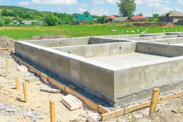 Evin altında temel beton üretim çıkarılabilir bir kereste kullanımı ile.