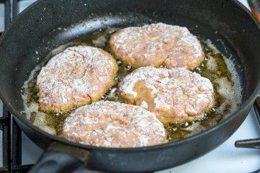 Kıyılmış pirzola yağ kaynar bir tavada kızarmış