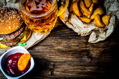 Fast food ve bir bardak hafif bira. Metniniz için yer