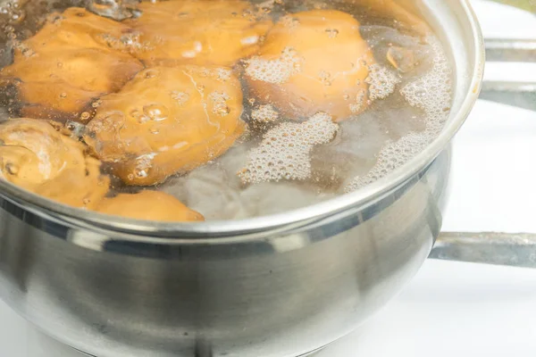 Bir Gaz Sobası Üzerinde Suda Haşlanmış Tavuk Yumurta — Stok fotoğraf