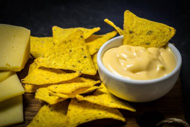 Peynir soslu mısır cipsi. Metniniz için yer