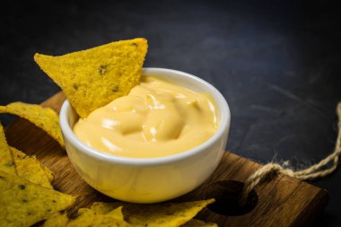 Peynir soslu mısır cipsi. Metniniz için yer