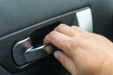 Adam araba içeriden açılıyor. Metniniz için yer