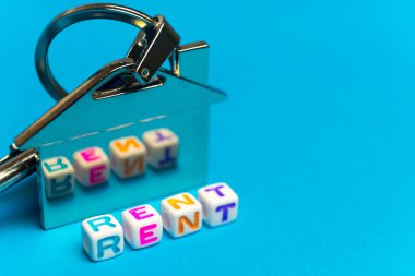 Yazıt yazılı renkli küpler kira. Resmi bir ev şeklinde bir anahtar Fob arka planı için..