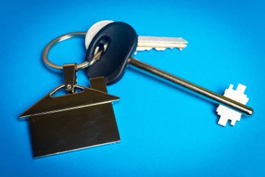 ev şeklinde bir anahtarlık ile ev anahtarları..