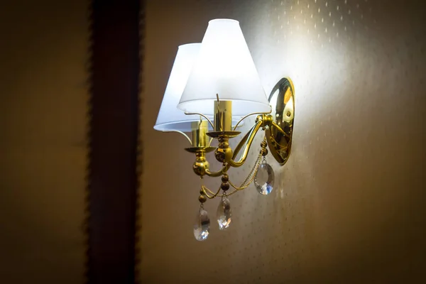 Sconces の布で布張りの壁に掛かっています — ストック写真