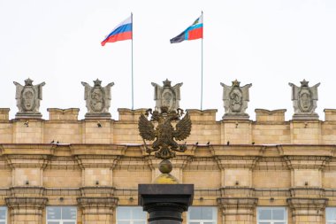 Arması Rusya bayrakları ile bina karşı
