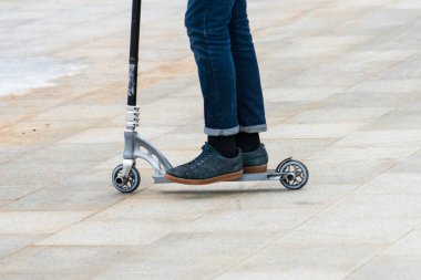 Scooter yakın çekim. Bir scooter kışın kaldırım döşeme kişini