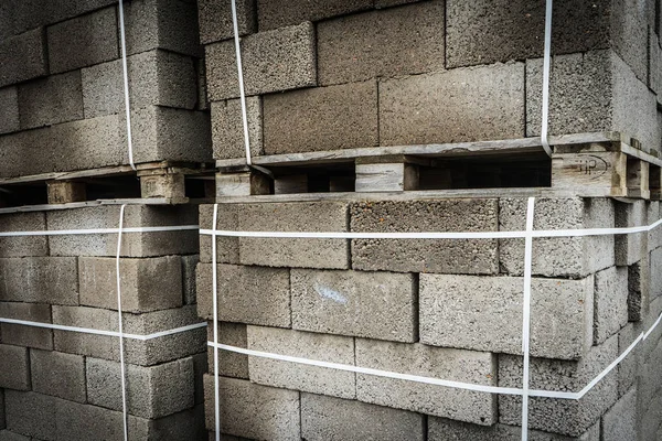 Beton blokları inşa etmek. Metniniz için yerleştirin. Paletler üzerinde yapı taşları.