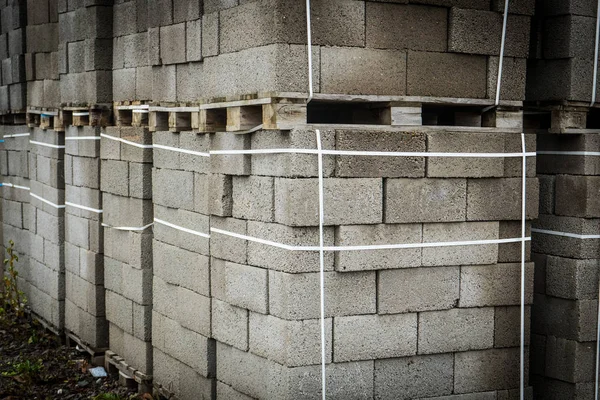 Beton blokları inşa etmek. Metniniz için yerleştirin. Paletler üzerinde yapı taşları. — Stok fotoğraf