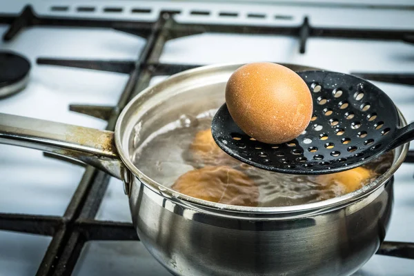 Варить куриные яйца в металлической сковороде . — стоковое фото