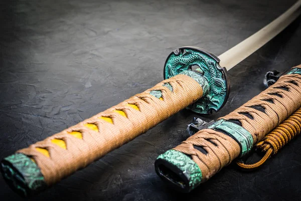 Anciennes armes traditionnelles japonaises. épée du samouraï . — Photo