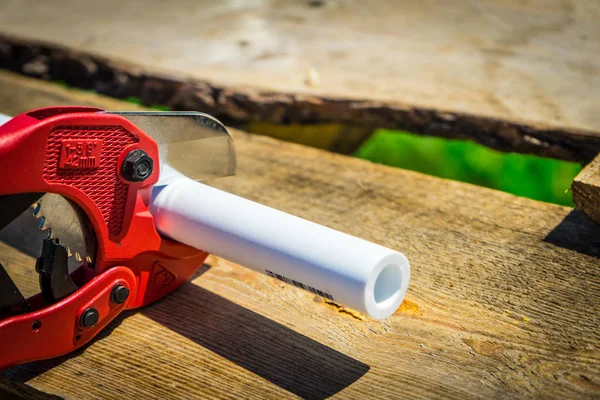 Tubo de plástico cortado para aquecimento e abastecimento de água . — Fotografia de Stock